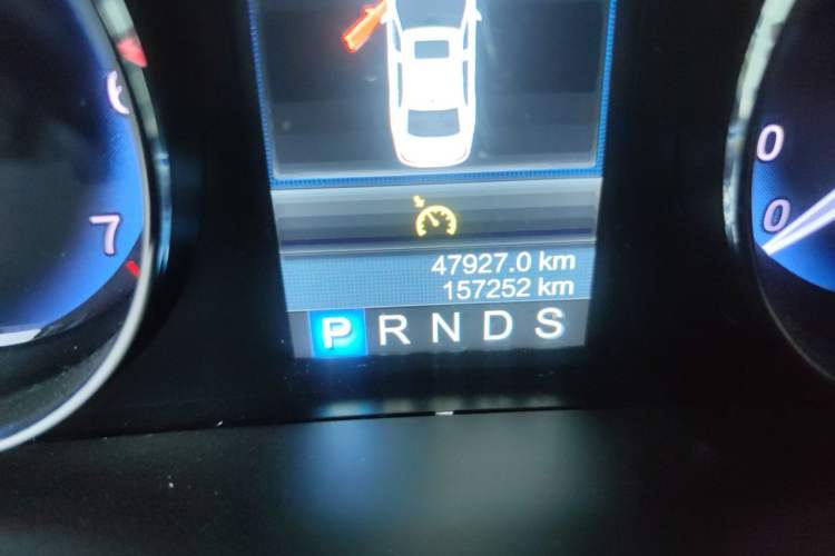 Used Hongqi H7 2015 2.0T Luxury Model Odometer Close Up