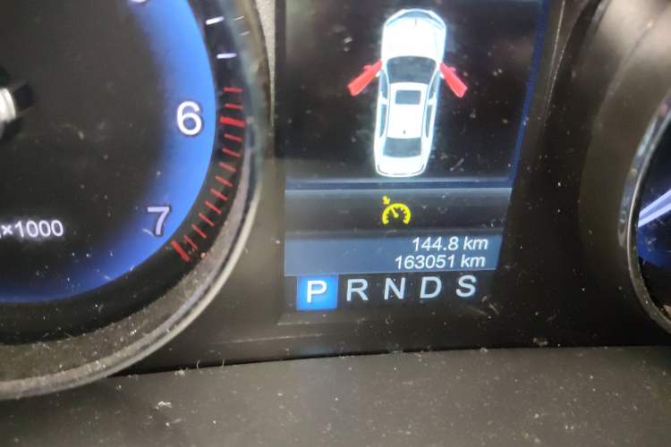 Used Hongqi H7 2015 2.0T Luxury Model Odometer Close Up
