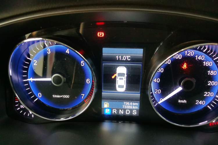 Used Hongqi H7 2015 2.0T Luxury Model Odometer Close Up