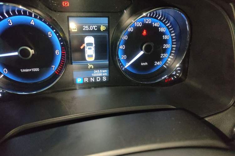 Used Hongqi H7 2015 1.8T Luxury Model Odometer Close Up