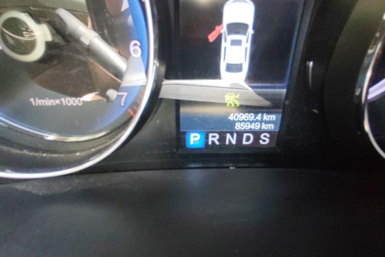 Used Hongqi H7 2015 2.0T Prestige Model Odometer Close Up