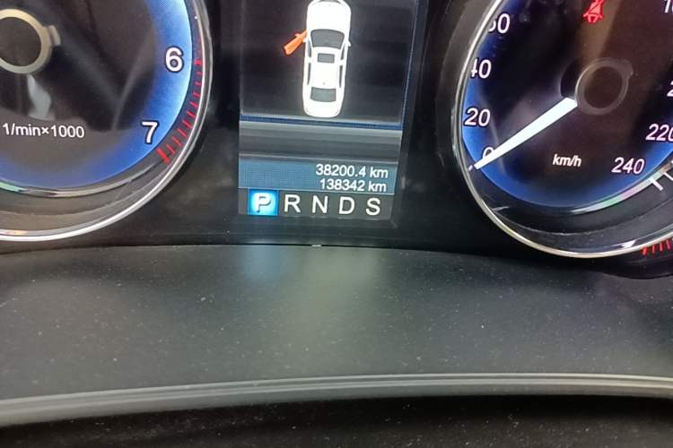 Used Hongqi H7 2015 1.8T Luxury Model Odometer Close Up