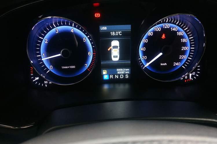 Used Hongqi H7 2015 2.0T Luxury Model Odometer Close Up
