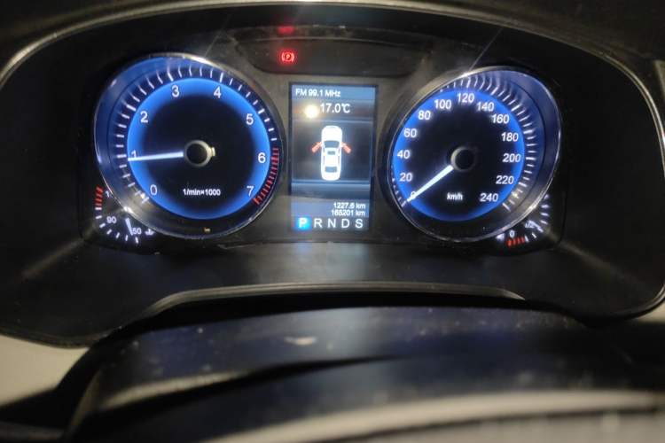 Used Hongqi H7 2015 2.0T Luxury Model Odometer Close Up