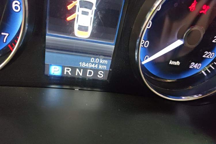 Used Hongqi H7 2015 1.8T Luxury Model Odometer Close Up
