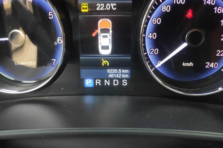 Used Hongqi H7 2015 2.0T Luxury Model Odometer Close Up