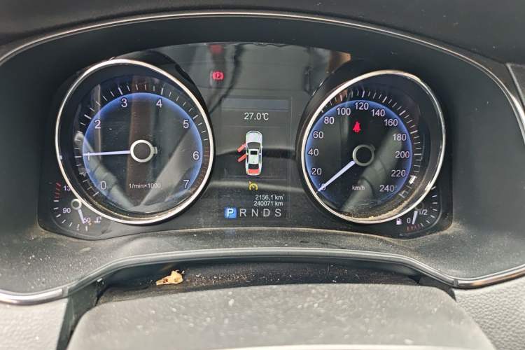 Used Hongqi H7 2015 2.0T Luxury Model Odometer Close Up
