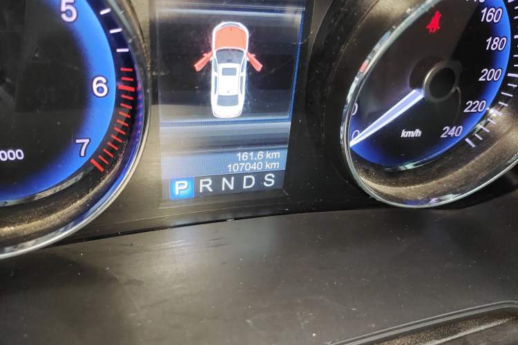 Used Hongqi H7 2015 1.8T Luxury Model Odometer Close Up