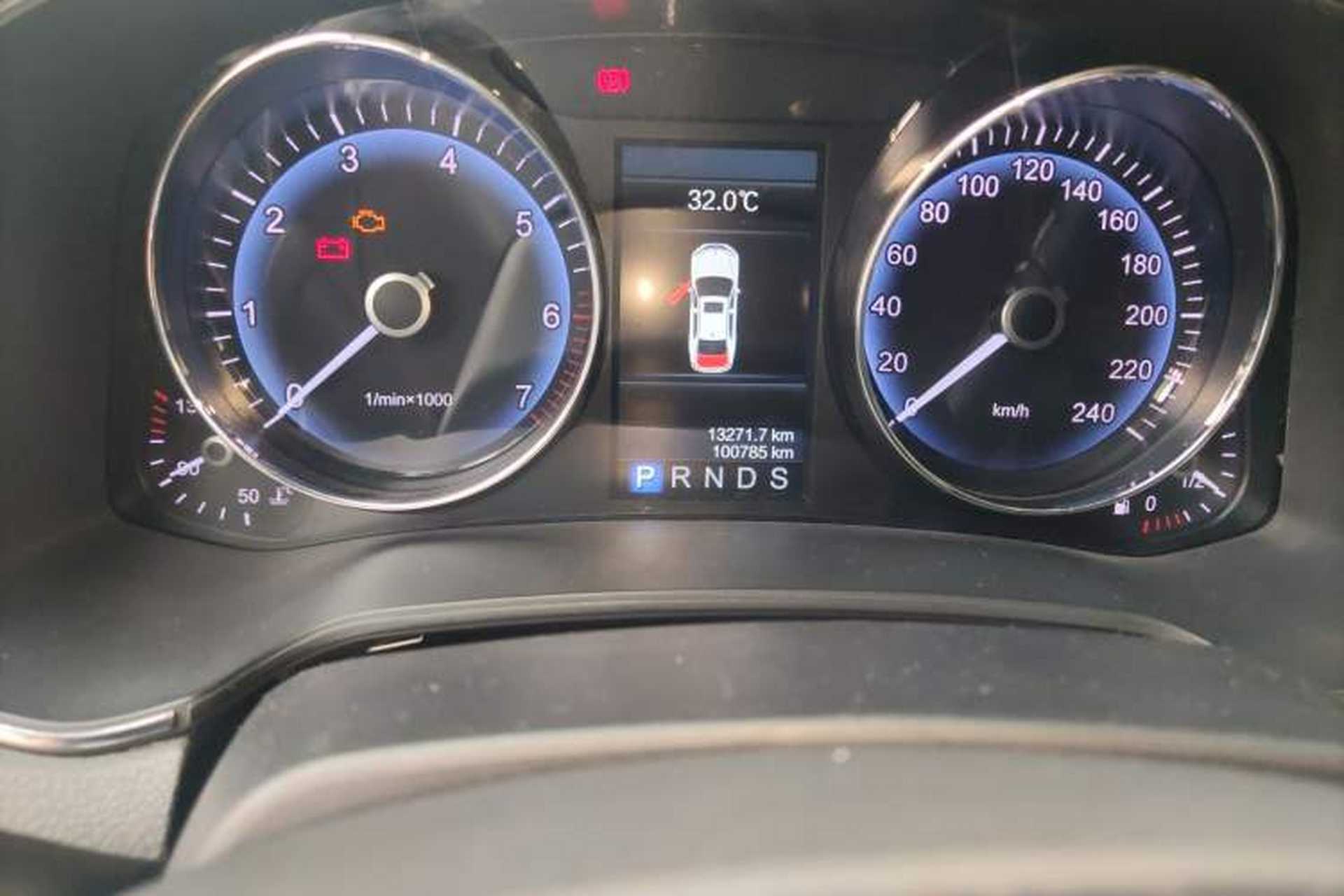 Used Hongqi H7 2015 2.0T Luxury Model Odometer Close Up
