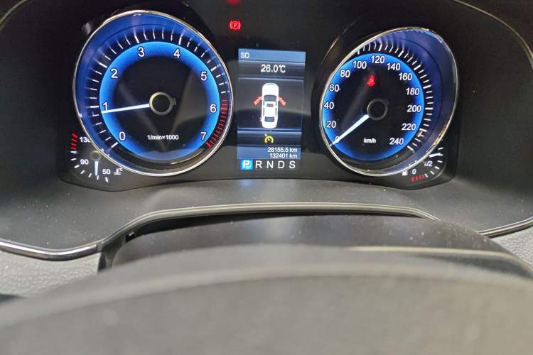 Used Hongqi H7 2015 2.0T Technology Model Odometer Close Up
