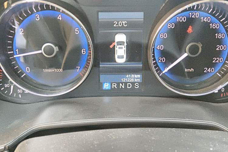 Used Hongqi H7 2015 2.0T Luxury Model Odometer Close Up