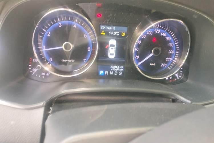 Used Hongqi H7 2015 2.0T Luxury Model Odometer Close Up