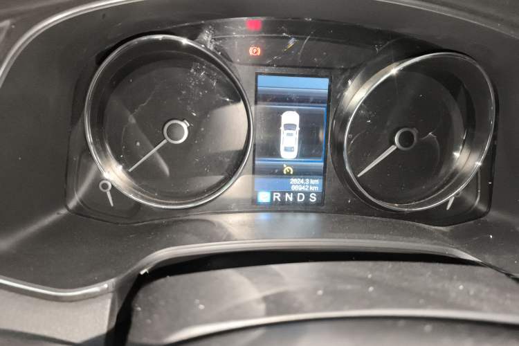 Used Hongqi H7 2015 2.0T Luxury Model Odometer Close Up