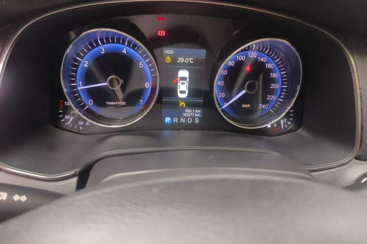 Used Hongqi H7 2015 2.0T Luxury Model Odometer Close Up