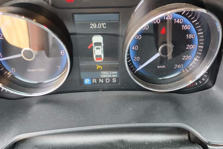 Used Hongqi H7 2015 2.0T Luxury Model Odometer Close Up