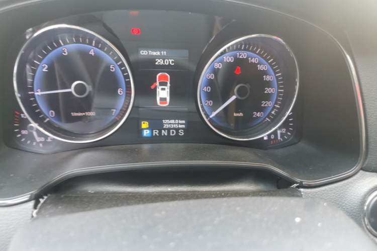 Used Hongqi H7 2015 2.0T Luxury Model Odometer Close Up