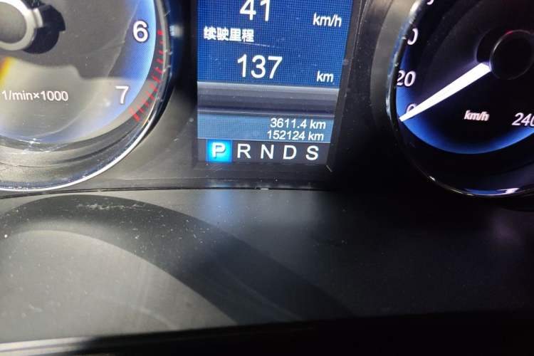 Used Hongqi H7 2015 2.0T Luxury Model Odometer Close Up