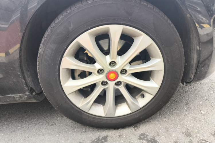 Used Hongqi H7 2015 2.0T Luxury Model Right Front Wheel Hub