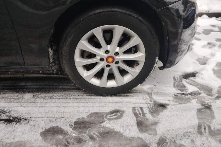 Used Hongqi H7 2015 2.0T Luxury Model Right Front Wheel Hub