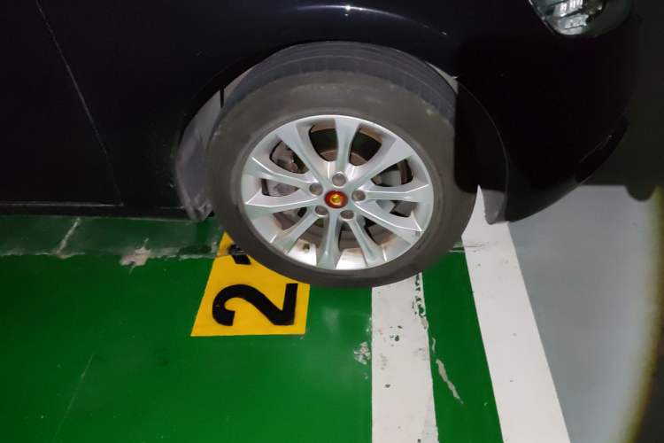 Used Hongqi H7 2015 2.0T Luxury Model Right Front Wheel Hub