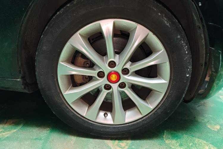 Used Hongqi H7 2015 2.0T Luxury Model Right Front Wheel Hub