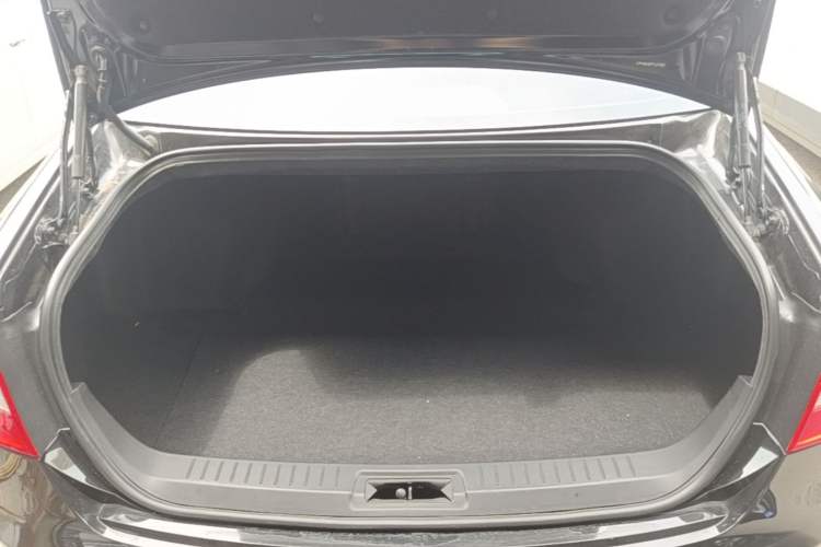 Used Hongqi H7 2015 2.0T Luxury Model Trunk