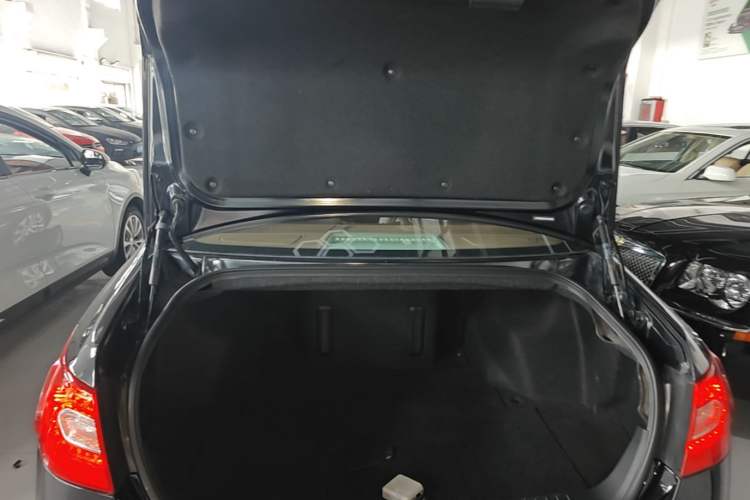 Used Hongqi H7 2015 2.0T Luxury Model Trunk