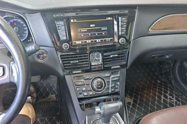 Used Hongqi H7 2015 2.0T Luxury Model Audio And AC Panel