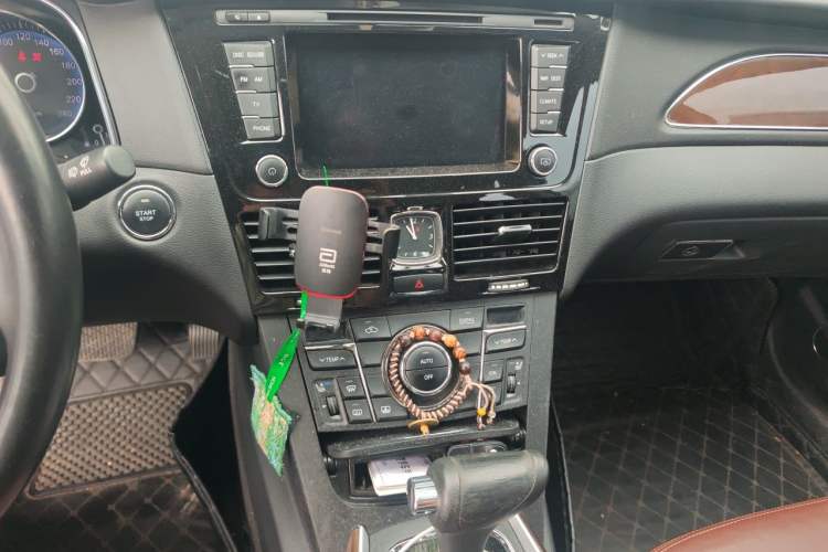 Used Hongqi H7 2015 2.0T Luxury Model Audio And AC Panel