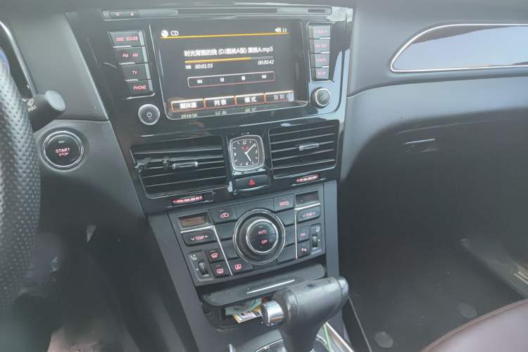 Used Hongqi H7 2015 2.0T Luxury Model Audio And AC Panel