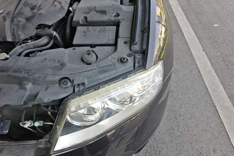 Used Hongqi H7 2015 2.0T Luxury Model Engine Bay Left