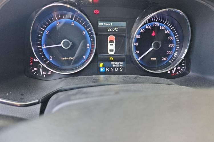 Used Hongqi H7 2015 2.0T Luxury Model Odometer Close Up