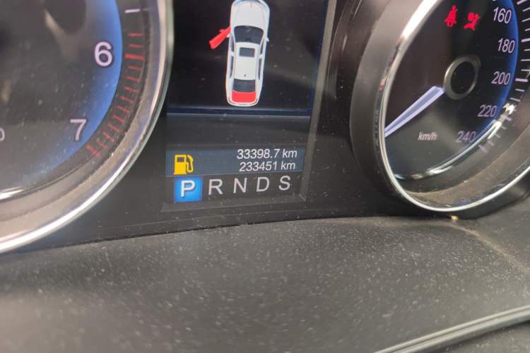 Used Hongqi H7 2015 2.0T Luxury Model Odometer Close Up