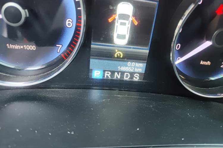 Used Hongqi H7 2015 2.0T Luxury Model Odometer Close Up