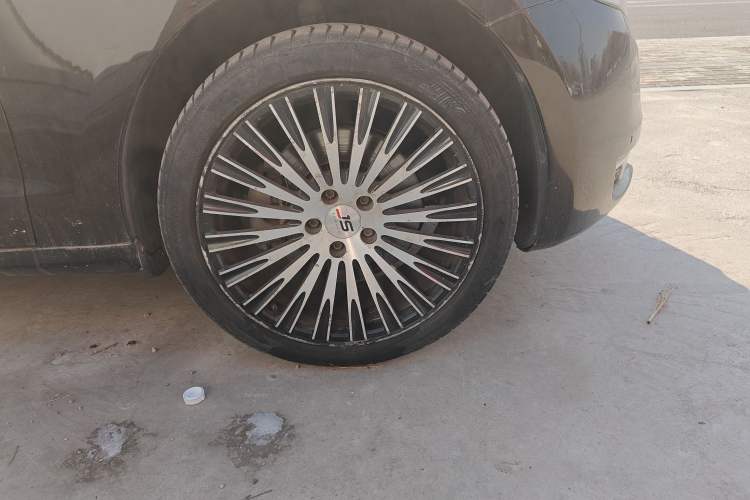 Used Hongqi H7 2015 2.0T Luxury Model Right Front Wheel Hub