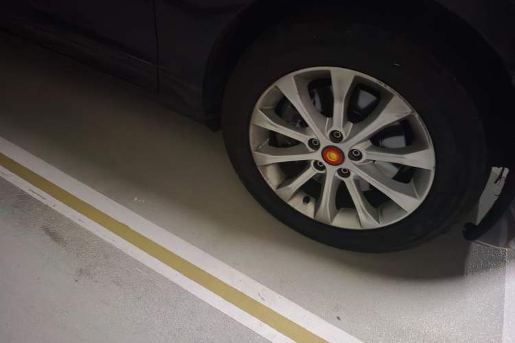 Used Hongqi H7 2015 1.8T Luxury Model Right Front Wheel Hub