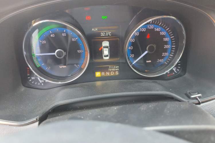 Used Hongqi H7  Odometer Close Up