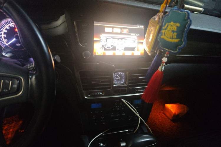 Used Hongqi H7 2017 2.0T Luxury Model Audio And AC Panel