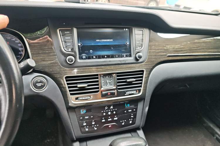 Used Hongqi H7 2017 1.8T Luxury Model Audio And AC Panel