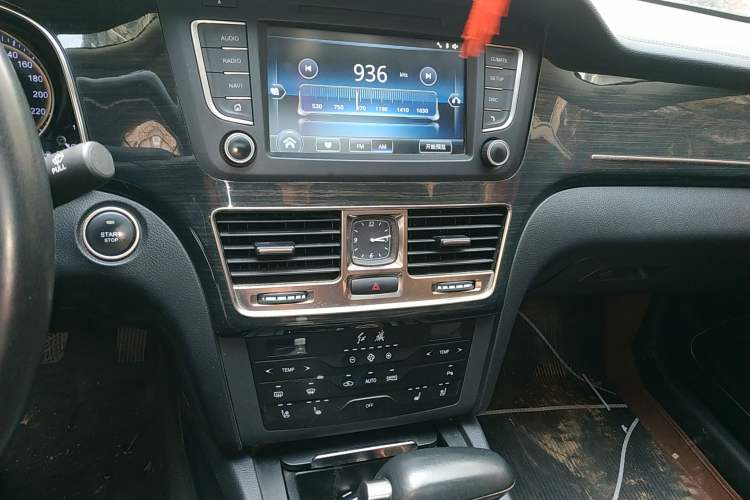 Used Hongqi H7 2017 1.8T Luxury Model Audio And AC Panel
