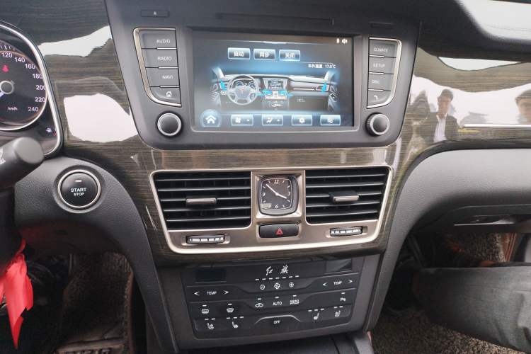 Used Hongqi H7 2017 2.0T Luxury Model Audio And AC Panel