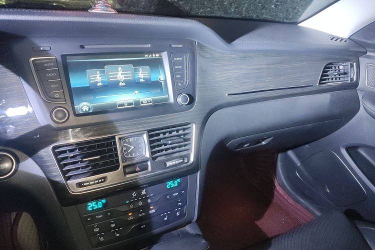 Used Hongqi H7 2017 2.0T Luxury Model Audio And AC Panel