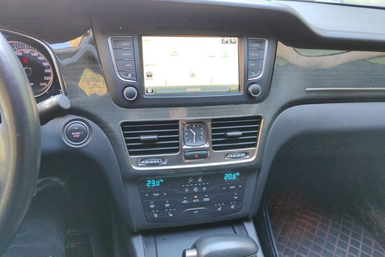 Used Hongqi H7 2017 2.0T Luxury Model Audio And AC Panel