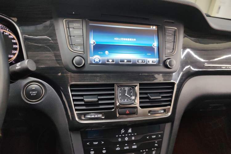 Used Hongqi H7 2017 1.8T Luxury Model Audio And AC Panel