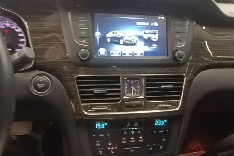 Used Hongqi H7 2017 2.0T Luxury Model Audio And AC Panel