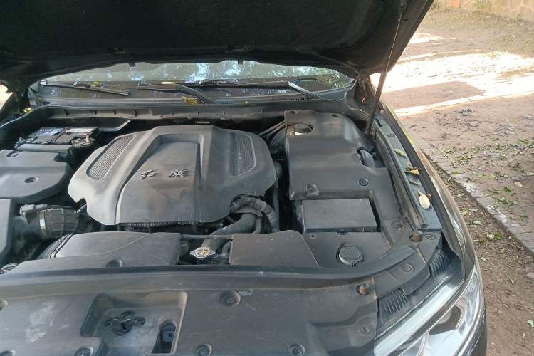 Used Hongqi H7 2017 2.0T Luxury Model Engine Bay Left
