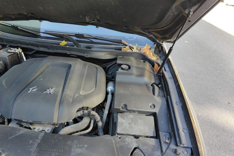 Used Hongqi H7 2017 2.0T Luxury Model Engine Bay Left