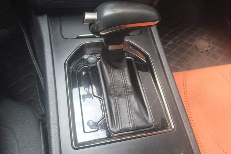 Used Hongqi H7 2017 1.8T Tech Model Gear Lever