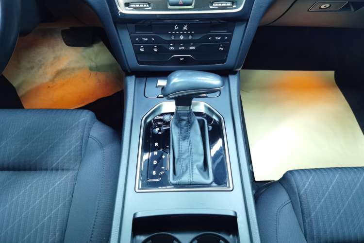 Used Hongqi H7 2017 1.8T Tech Model Gear Lever
