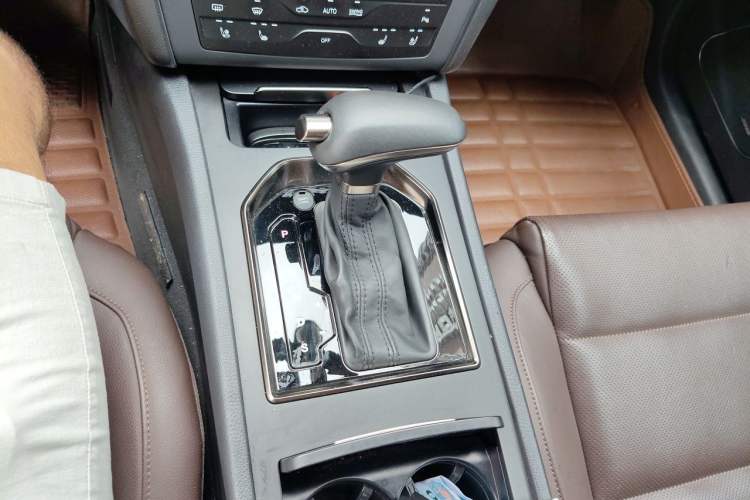 Used Hongqi H7 2017 2.0T Luxury Model Gear Lever